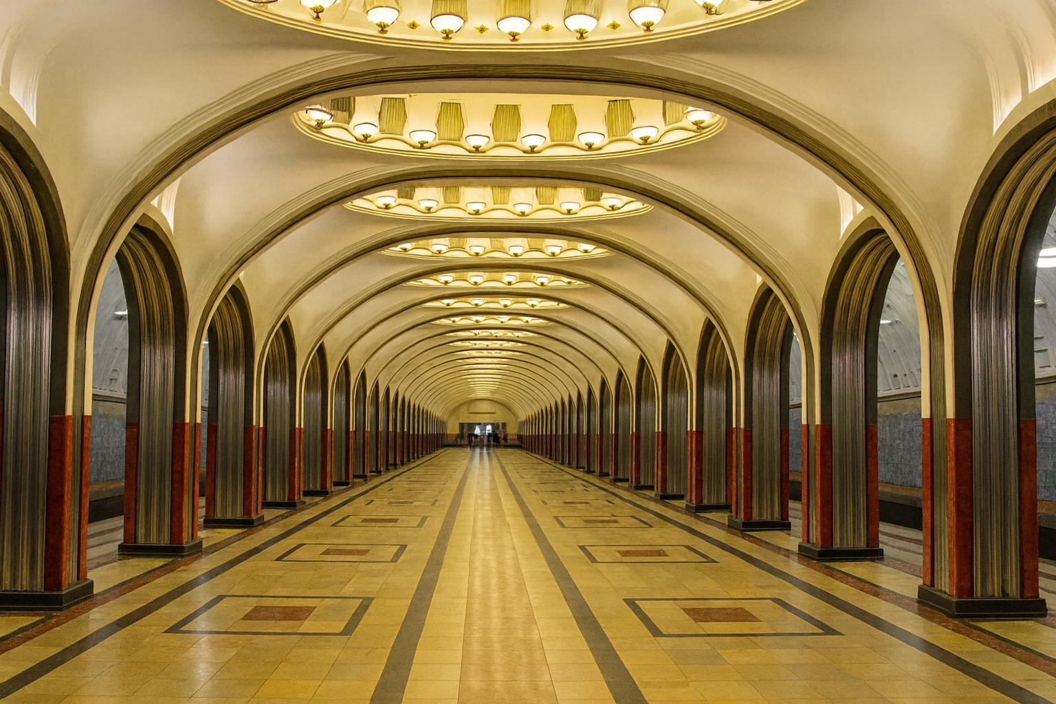 Красивые станции метро Москвы: от подземных дворцов до футуристических линий