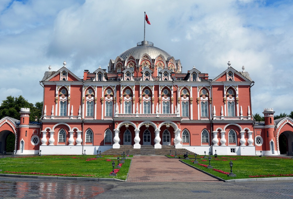 Петровский путевой дворец фото